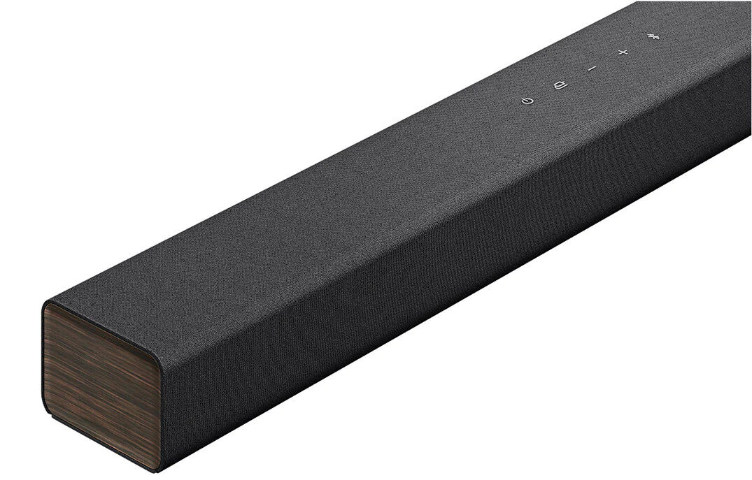 Czarny soundbar z drewnianą nakładką i elementami sterującymi.