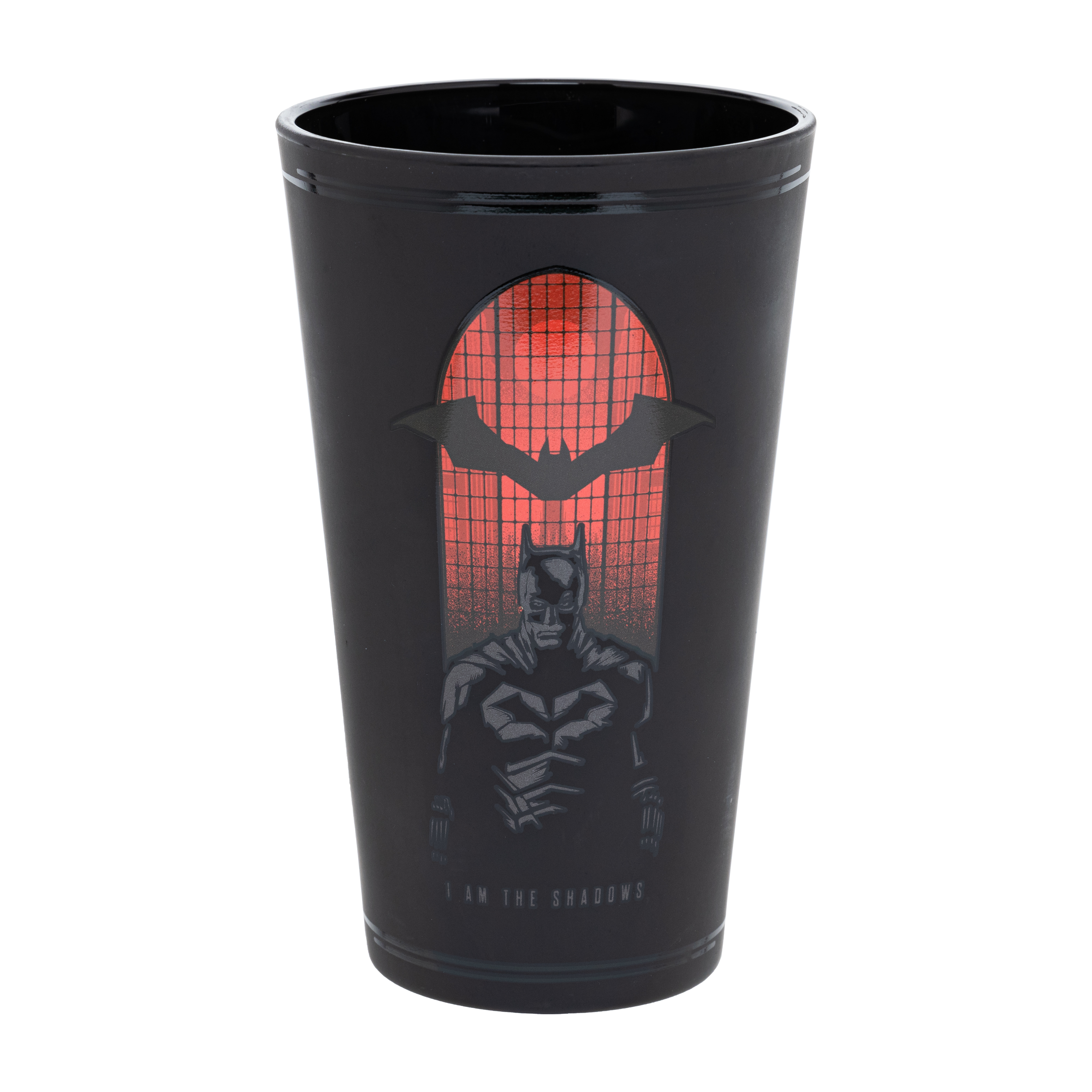 Schwarzes Batman-Glas mit rotem Batman-Logo und Silhouette, isoliert auf Weiß.