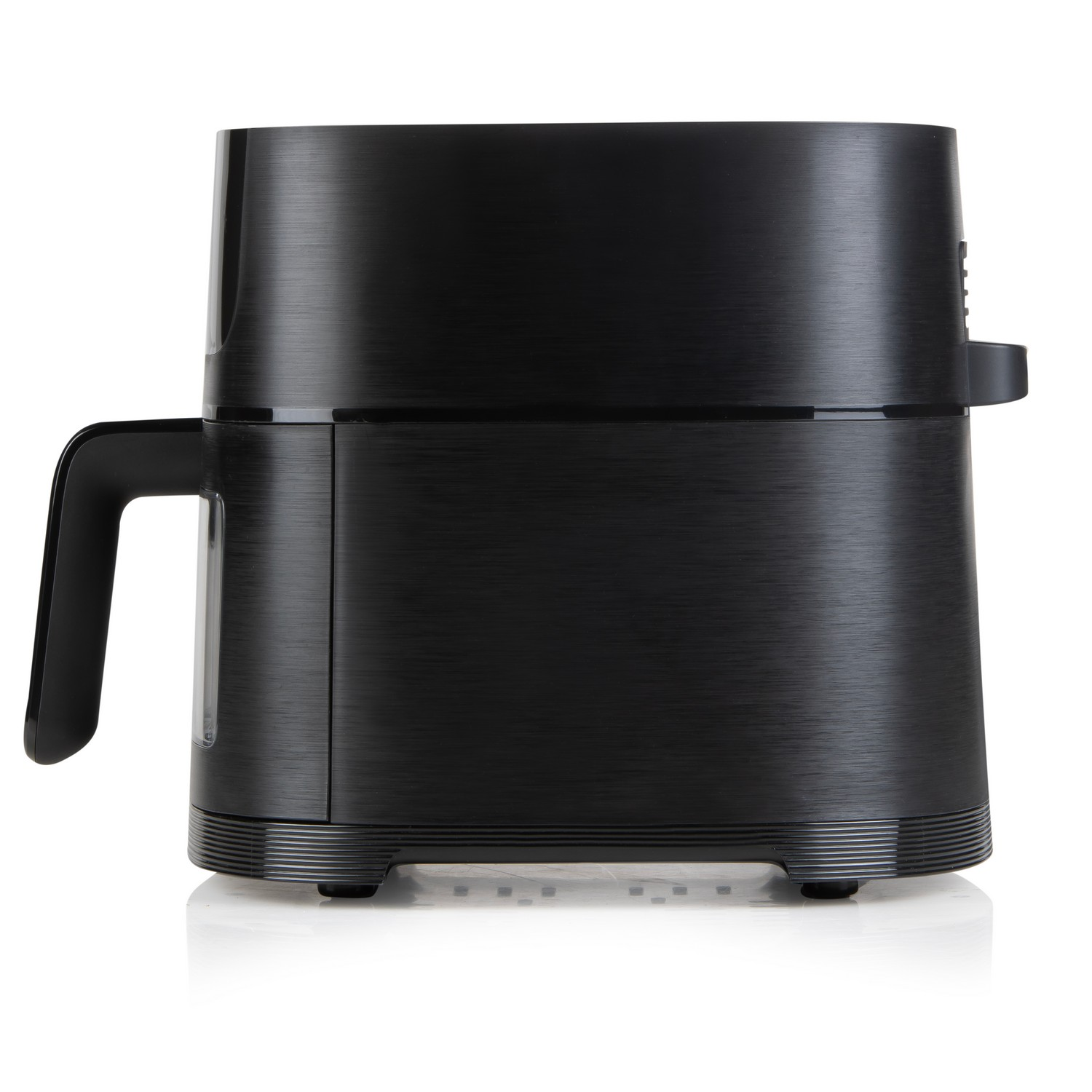 Friteuse à air noire avec poignée, sur fond blanc.