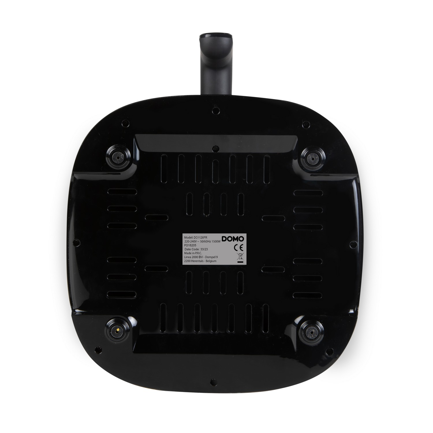 Base noire et carrée de friteuse à air, vue inférieure. Montre les ventilations, vis et étiquette.