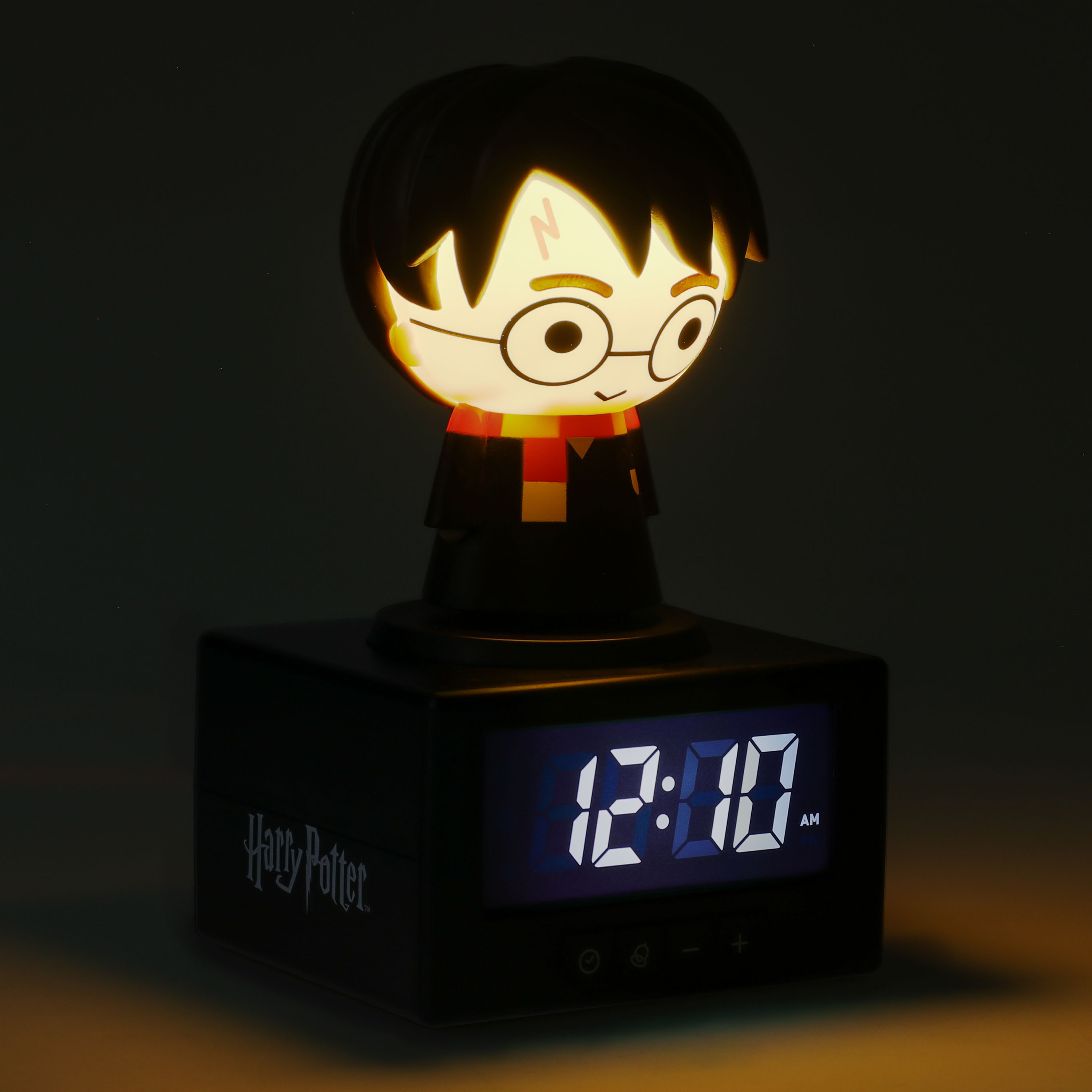 Harry Potter Wecker. Harry Potters Gesicht leuchtet. Die Zeit ist 12:10 Uhr morgens.