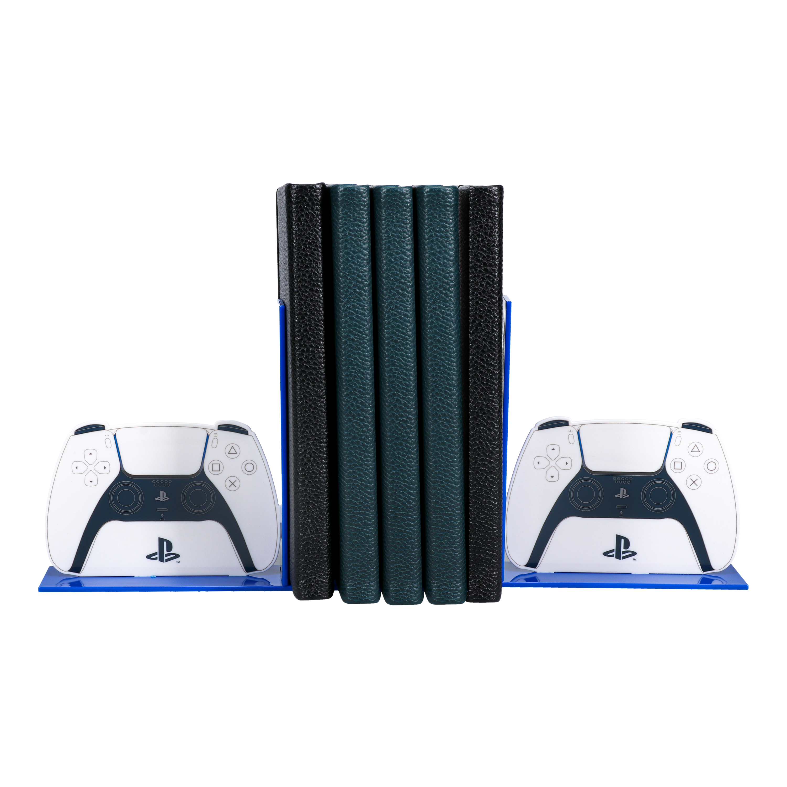 Buchstützen mit PS5-Controllern. Bücher dazwischen. Weißer Hintergrund. Blaue Akzente.