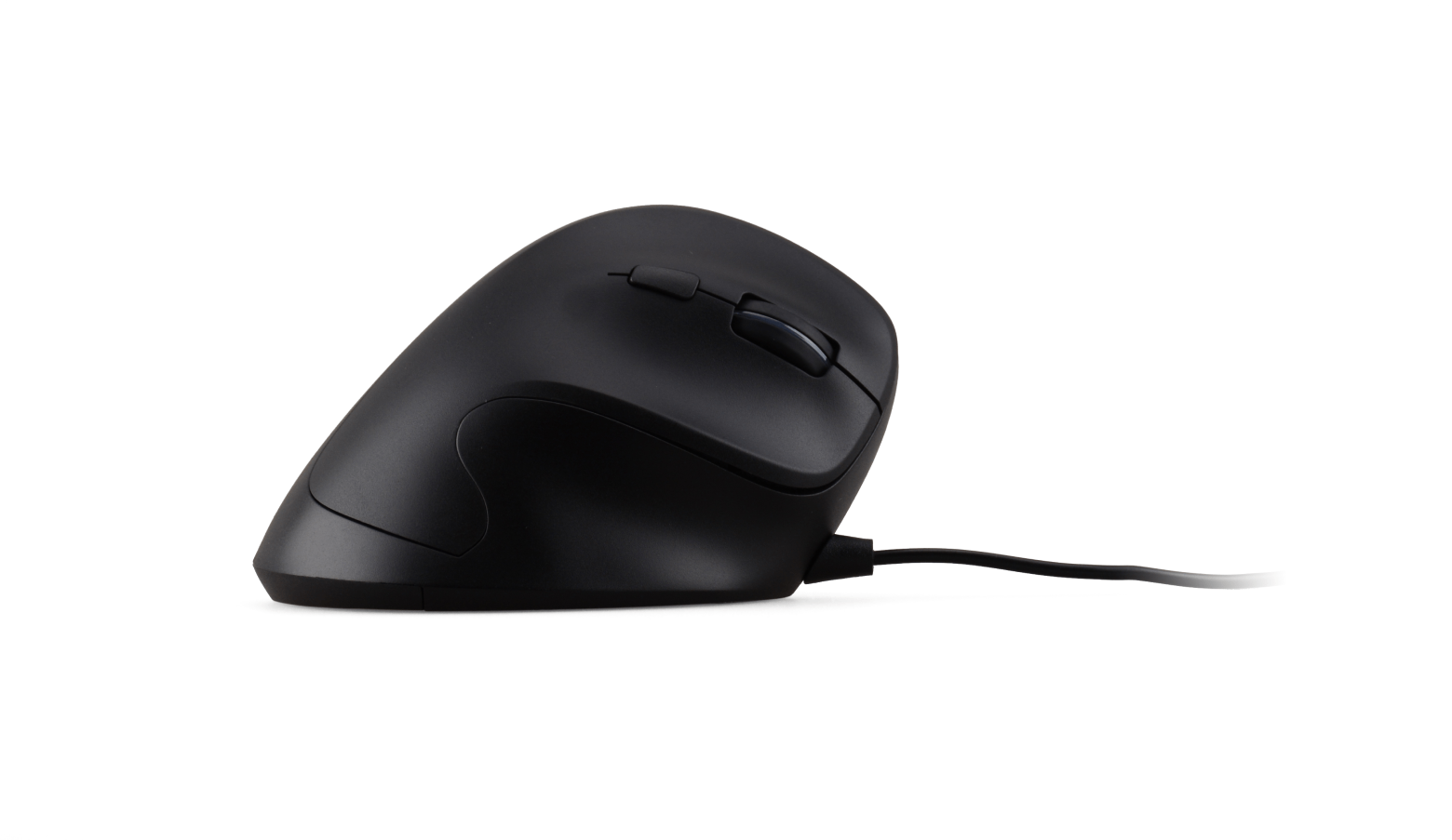Ratón ergonómico negro con diseño curvo y conexión cableada, sobre fondo blanco.