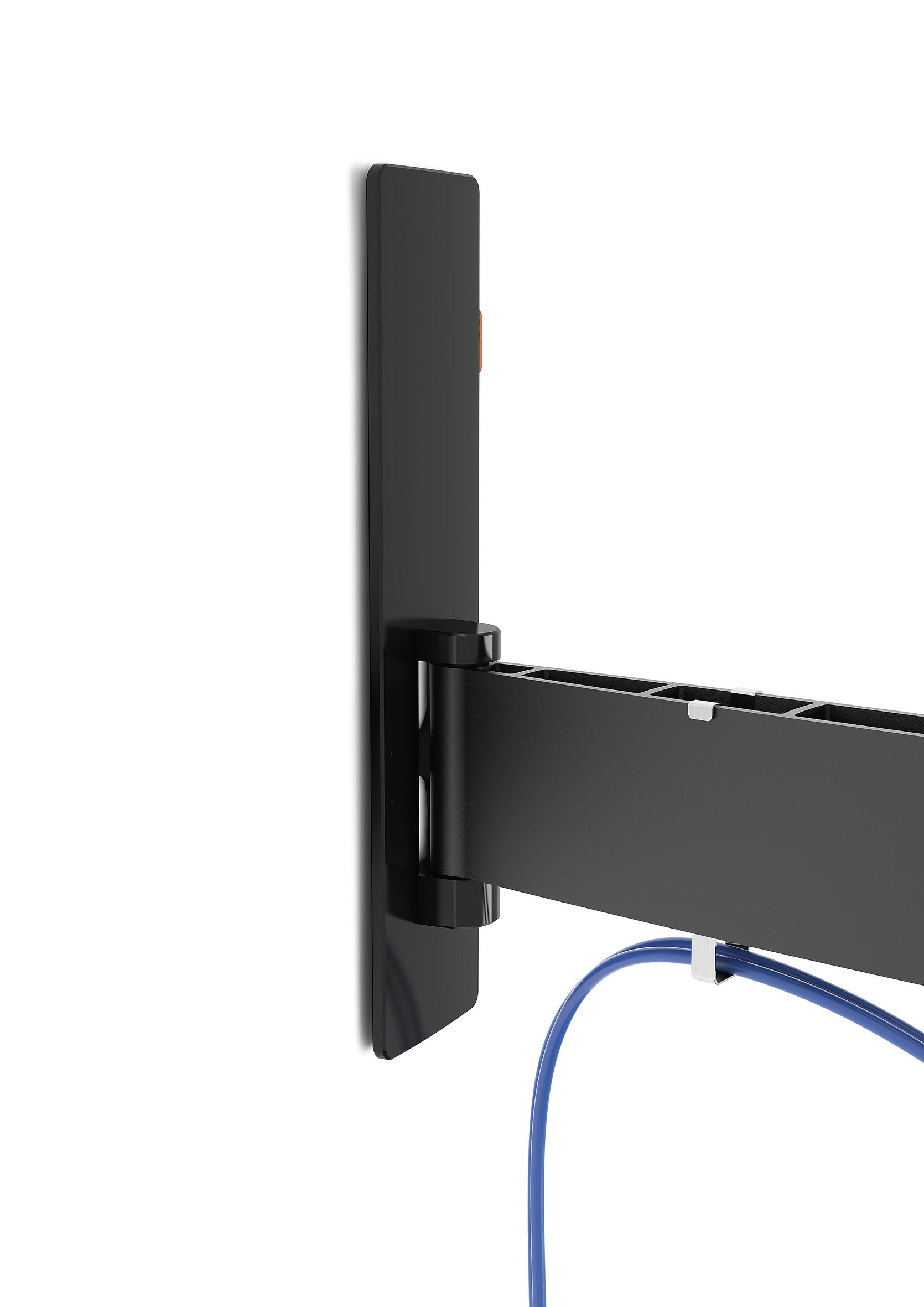 Czarny uchwyt ścienny do telewizora, zamontowany na białej ścianie. Widoczny niebieski kabel.