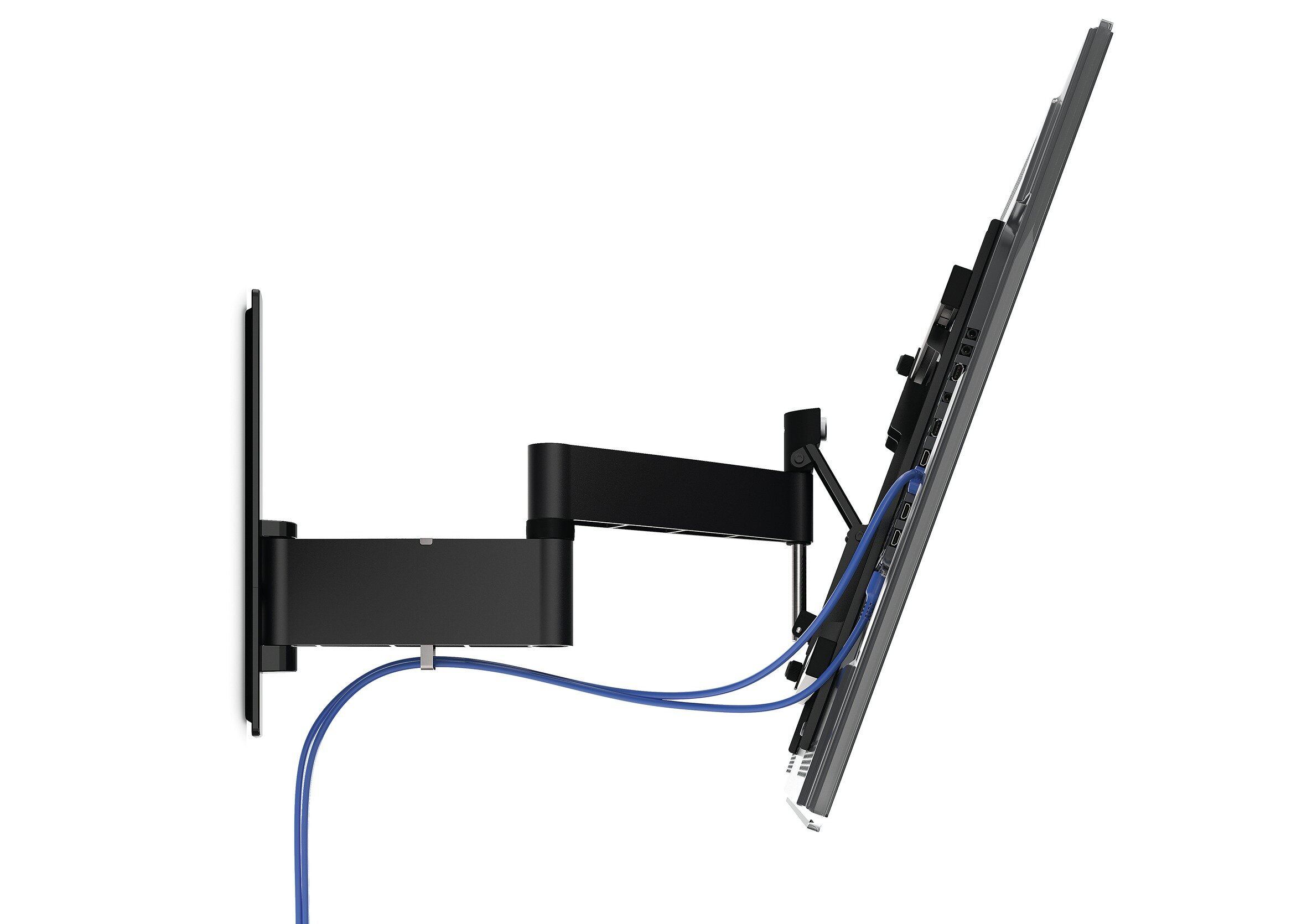 Telewizor zamontowany na ścianie z czarnym ramieniem przegubowym. Podłączone niebieskie kable.