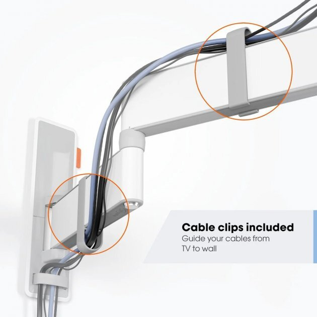 Białe klipsy na kable trzymają szare i czarne przewody na uchwycie ściennym.