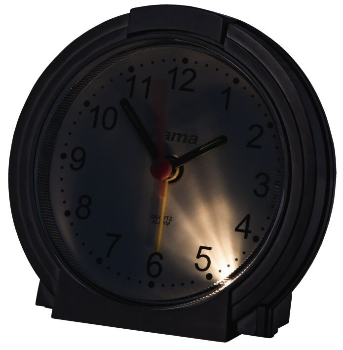 Czarny budzik z podświetlaną tarczą, pokazujący godzinę i ustawienia budzika.