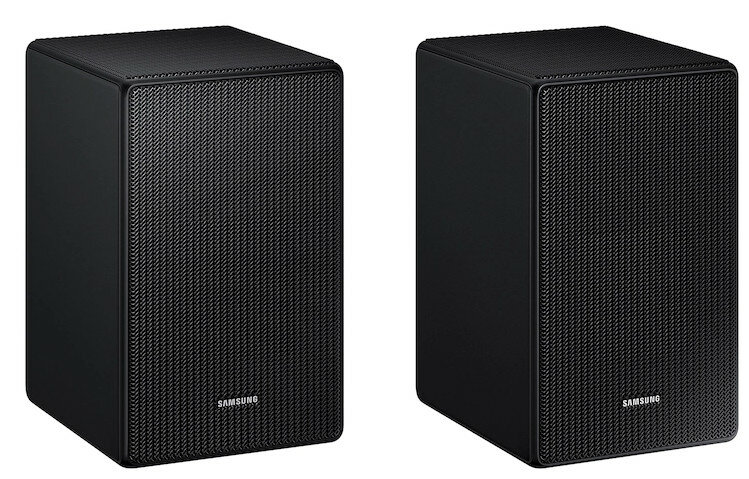 Dwa czarne, prostokątne głośniki Samsung. Mają teksturowaną powierzchnię, białe tło.