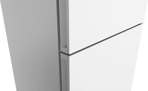 Primer plano de un refrigerador blanco con una puerta blanca y una línea de borde negra.