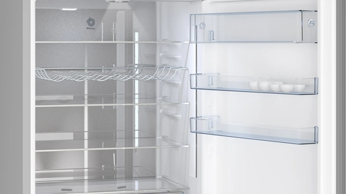 Interior de un frigorífico, mostrando estantes, un botellero y almacenamiento de huevos.
