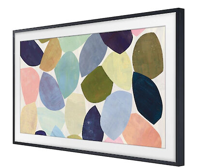 Ekran telewizora z abstrakcyjną sztuką w pastelach.