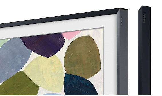 Nowoczesny telewizor z abstrakcyjnym obrazem kolorowych, organicznych kształtów.