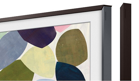 Zbliżenie ramy telewizora z kolorową sztuką abstrakcyjną, brązową ramą i szarym panelem bocznym.