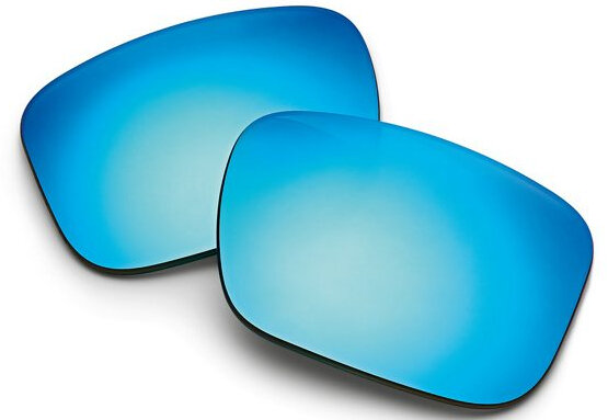 Dwie lustrzane, niebieskie soczewki okularów przeciwsłonecznych.