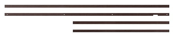 Pięć ciemnobrązowych drewnianych listew o różnych długościach ułożonych poziomo na białym tle. Niektóre mają otwory lub wycięcia.