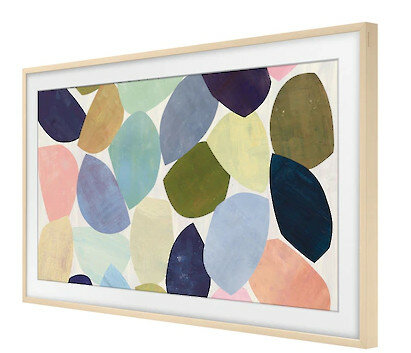 Abstrakcyjna sztuka na oprawionym ekranie telewizora, kolorowe kształty.