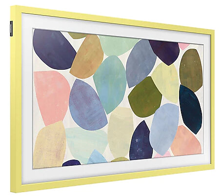 Mężczyzna pracuje na czarnym laptopie, z notatnikiem, długopisem i kawą na stole.