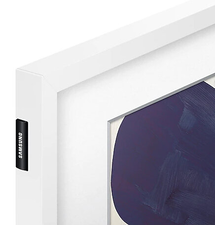 Biała oprawiona sztuka z ciemnoniebieskim abstrakcyjnym wzorem. Czarna etykieta z napisem Samsung.