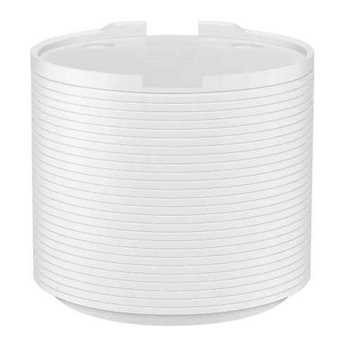 Mężczyzna w pomarańczowej bluzie z kapturem trzymający różowy telefon, ujęcie z niskiego kąta.