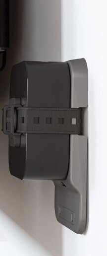 Zbliżenie boku uchwytu ściennego. Jest szary i czarny i ma pasek.