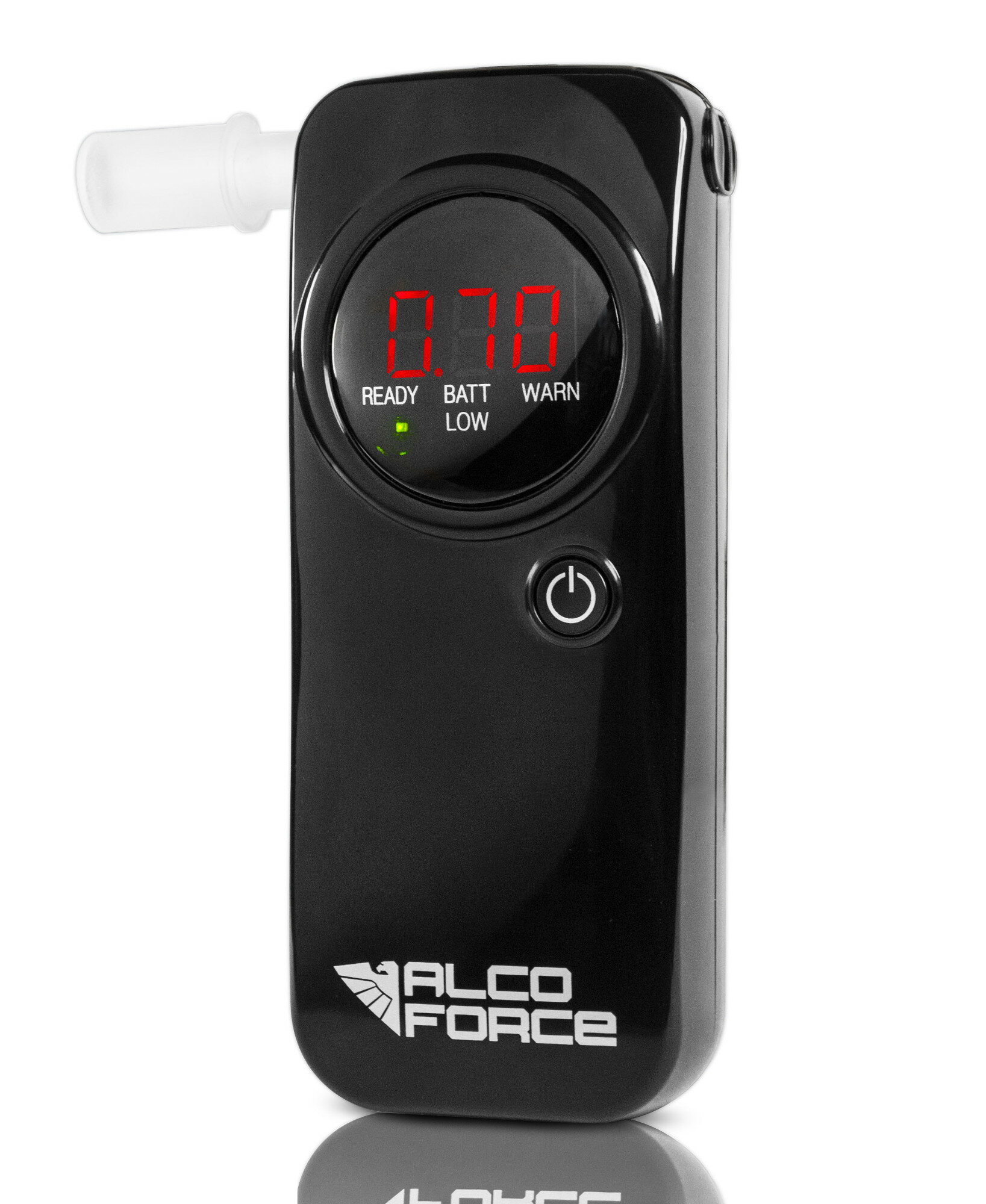 Czarny alkomat z cyfrowym wyświetlaczem 0,70. Ma przycisk zasilania i nazwę marki Alco Force.