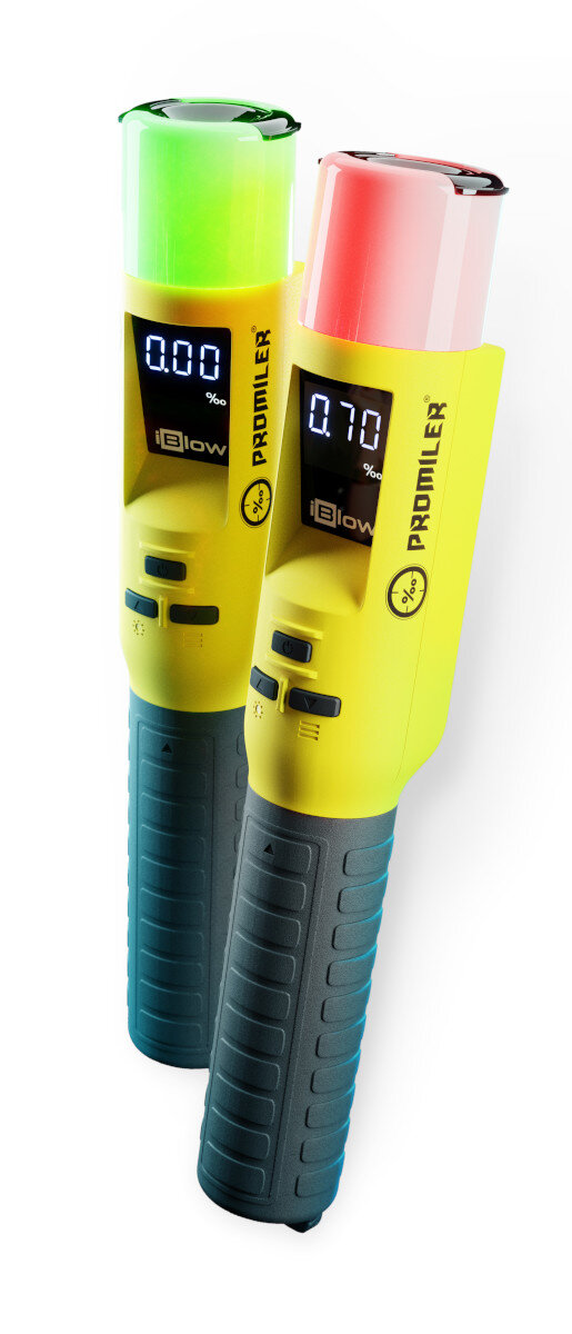 Dwa żółte alkomaty. Jeden pokazuje 0,00%, drugi 0,70%. Mają czarne uchwyty.