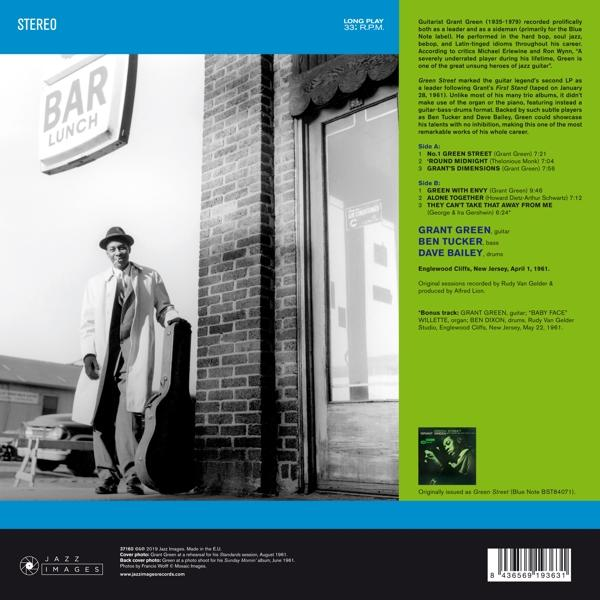 Albumcover mit Text. Mann mit Gitarre steht vor einer Backsteinmauer.