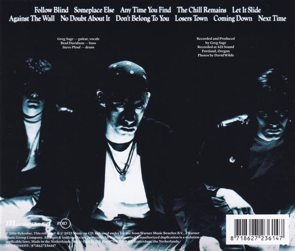 CD-Cover einer Band mit dunkler Ästhetik und Songtiteln oben.