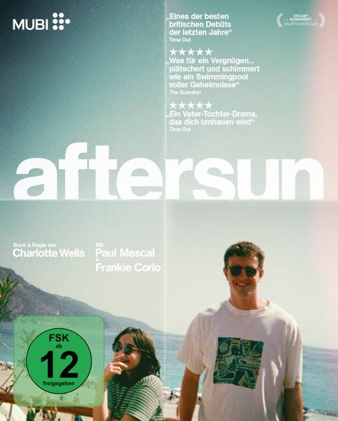 Kinoplakat: Aftersun. Menschen stehen am Strand. Text und Filmkritiken sind sichtbar.