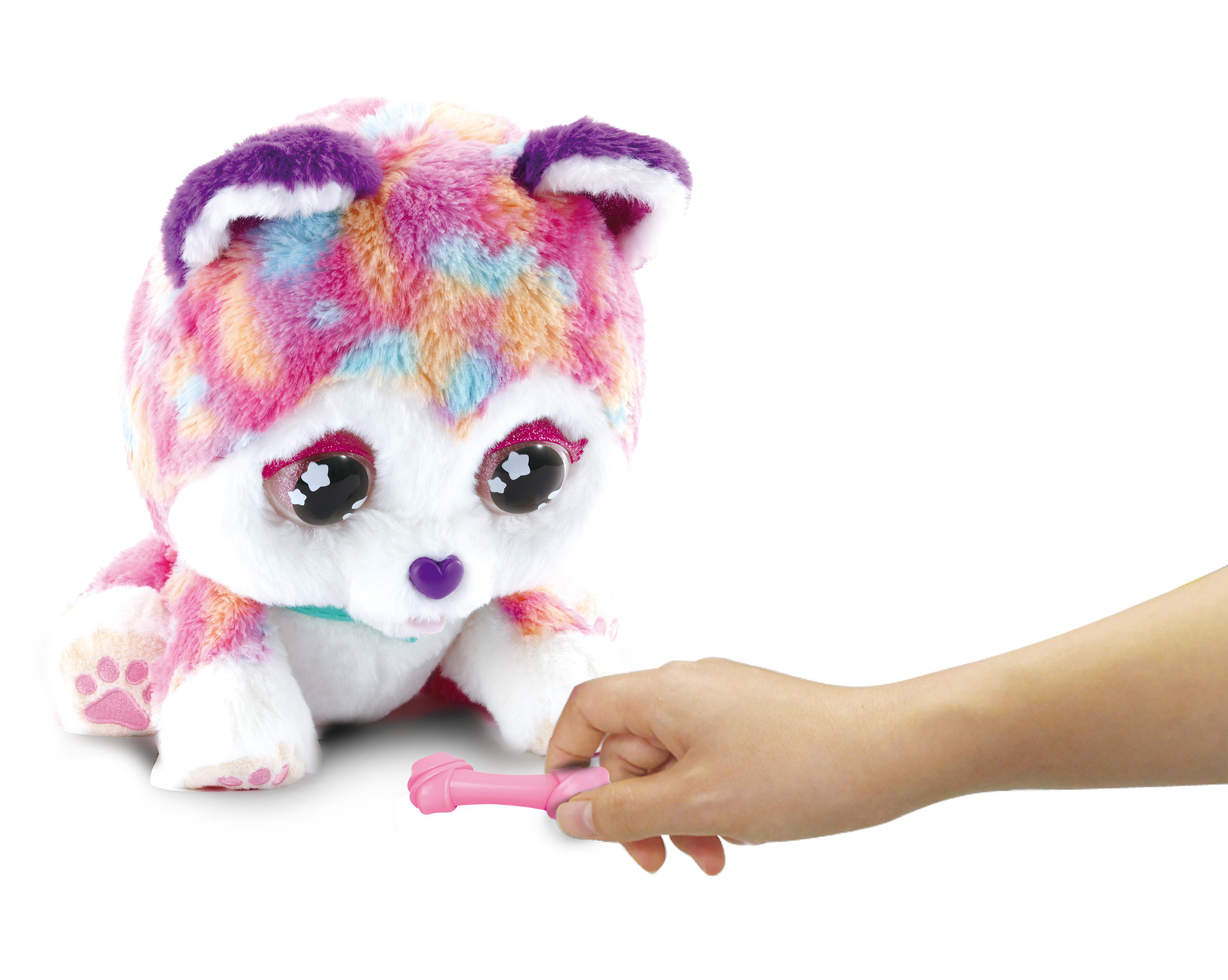 Ein Plüschhundespielzeug, dem eine menschliche Hand einen kleinen rosa Knochen anbietet.