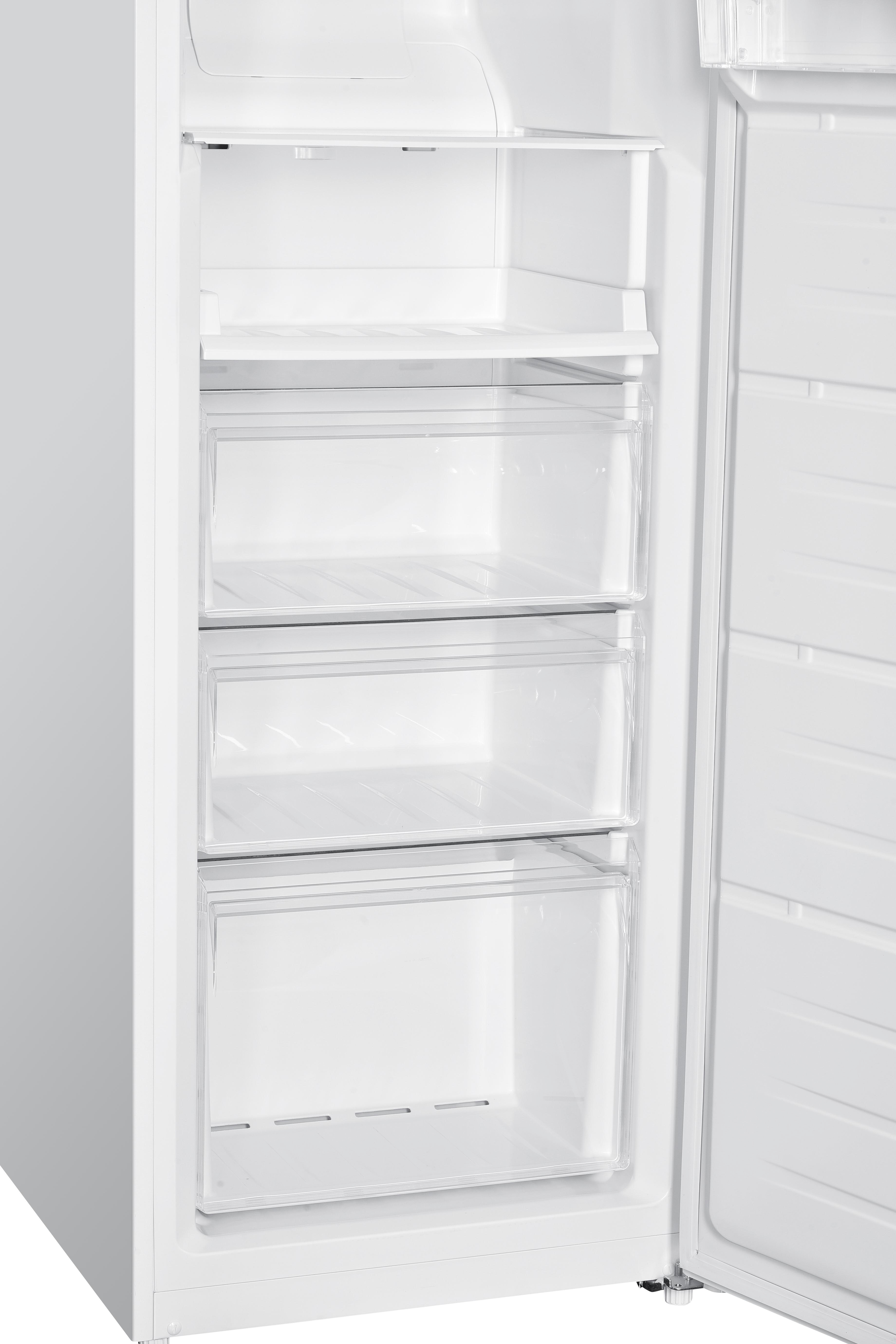 Ein weißer Kühlschrank mit offener Tür. Sichtbar sind Regale und transparente Schubladen zur Aufbewahrung.