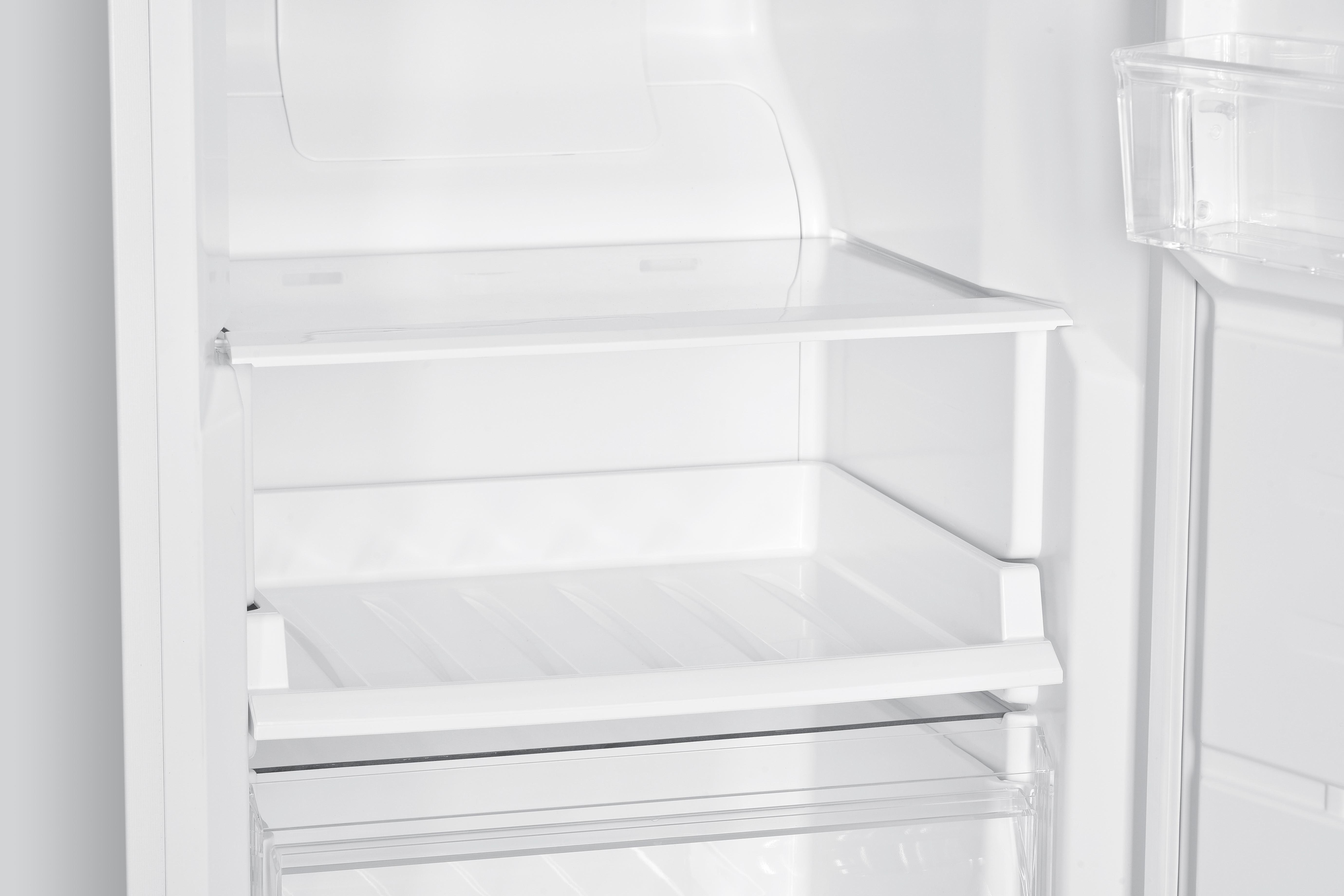 Das Innere eines Kühlschranks mit weißen Regalen und Schubladen.