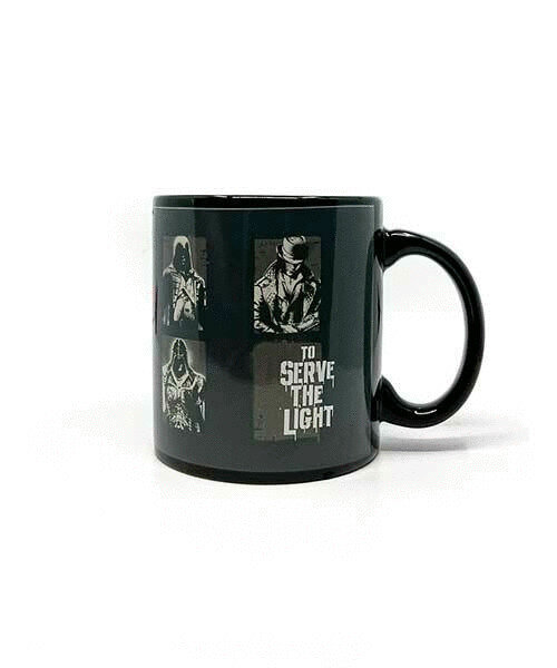 Ciemny kubek z czterema postaciami z komiksów i napisem 'To Serve The Light'.