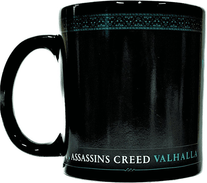 Czarny kubek z Assassin's Creed Valhalla z przodu. Ozdobny turkusowy pasek u góry.