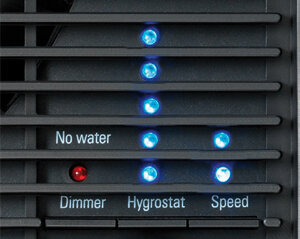 Zbliżenie czarnego otworu wentylacyjnego urządzenia z niebieskimi światłami, czerwonym światłem i etykietami sterowania.