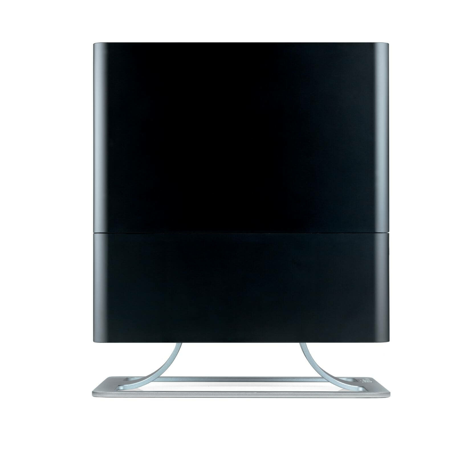 Czarny oczyszczacz powietrza ze srebrną podstawą na białym tle. Oczyszczacz jest prostokątny.