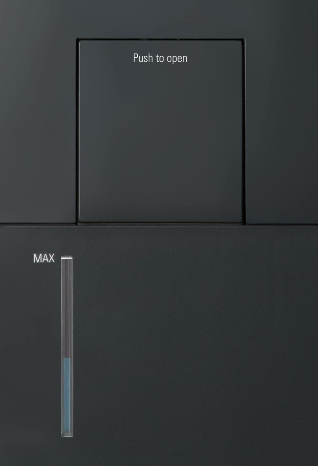 Zbliżenie czarnego panelu z prostokątem i napisem 'Push to open'.
