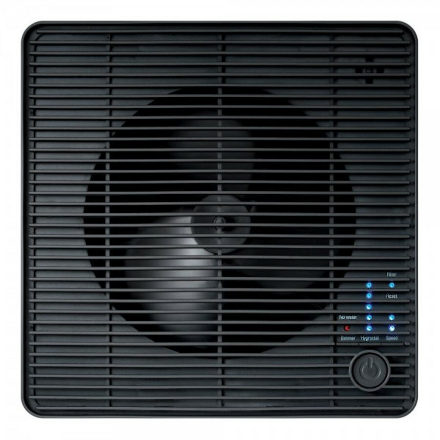 Czarny oczyszczacz powietrza, kwadratowy kształt, z poziomymi otworami wentylacyjnymi i panelem sterowania. Białe tło.