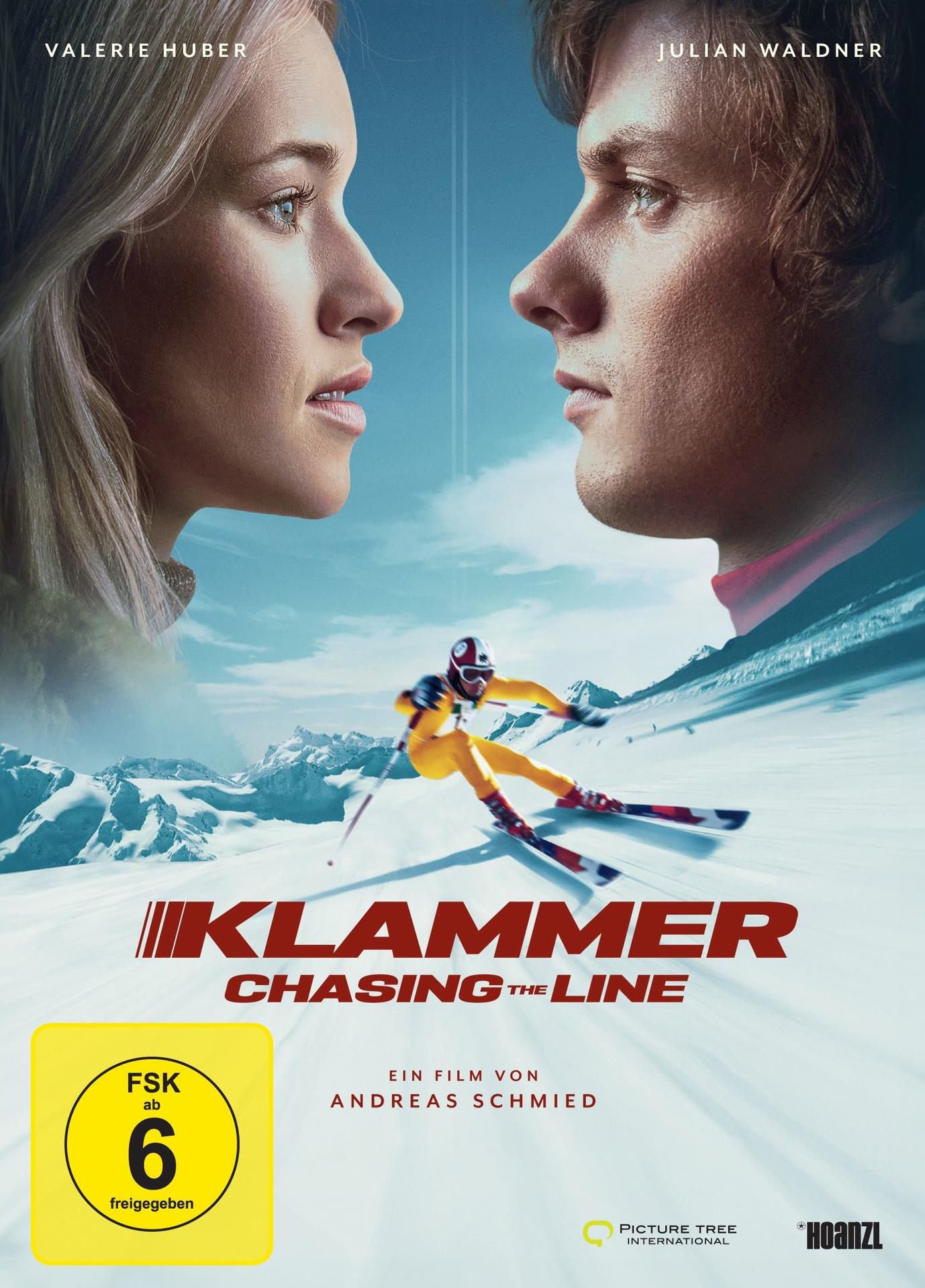 Filmposter, zwei Personen stehen nah beieinander, im Hintergrund die Skipiste.