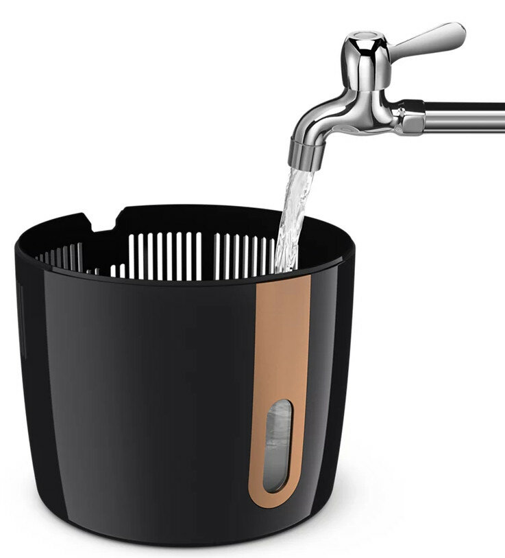 Czarny pojemnik napełniany wodą z srebrnego kranu.