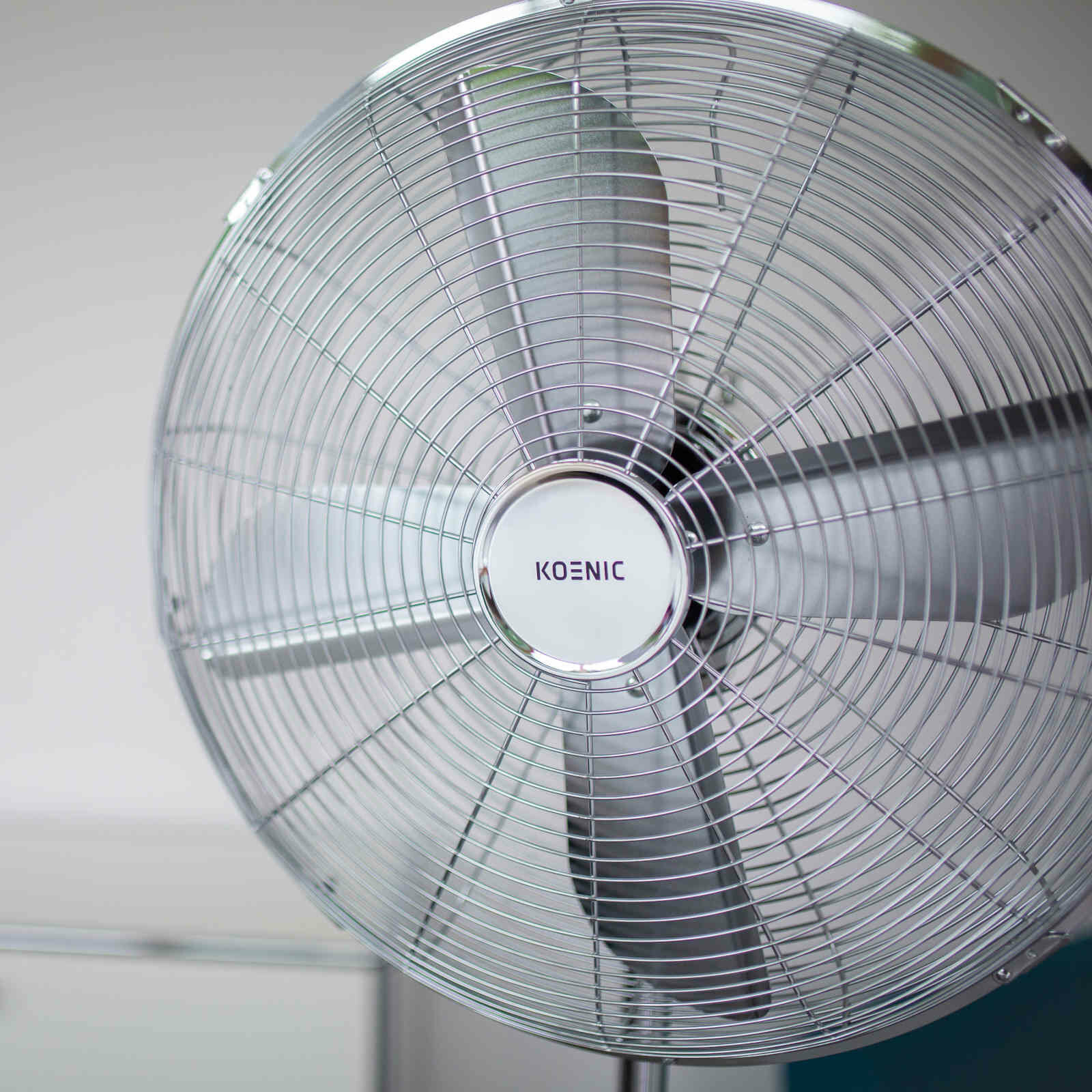 Srebrny wentylator Koenic o okrągłym kształcie.