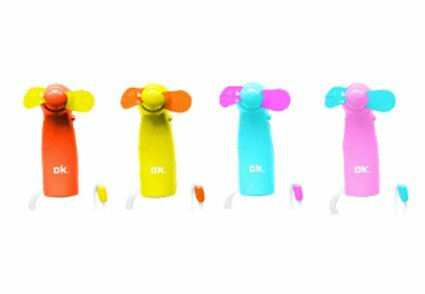 Cztery kolorowe mini wentylatory z łopatkami, ustawione w rzędzie na białym tle.