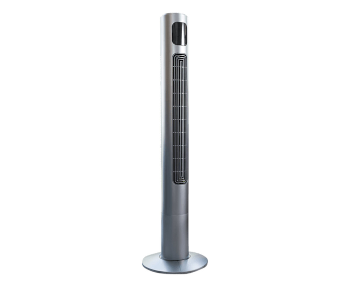 Wysoki, srebrny wentylator wieżowy stoi w białym studio. Jest cylindryczny z okrągłą podstawą.
