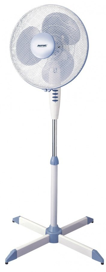 Biało-niebieski wentylator stojący z trzema łopatkami na białym tle.