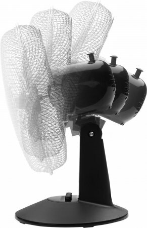 Czarny wentylator oscylacyjny, widoczne wiele łopatek. Podstawa i głowica ciemne.