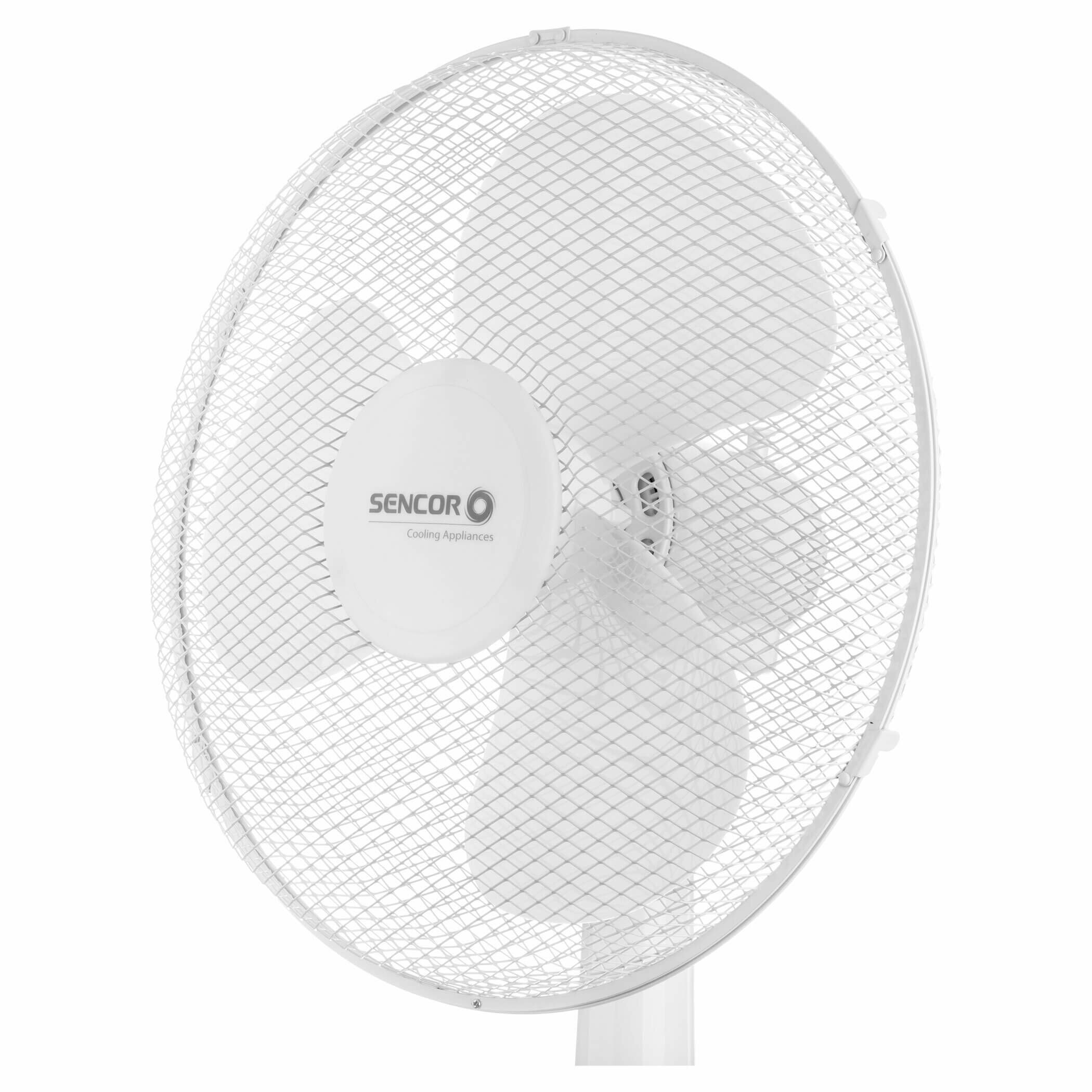 Biały wentylator z osłoną z siatki ochronnej na białym tle. Widoczne są łopatki wentylatora.