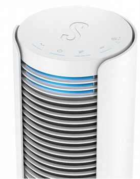 Zbliżenie białego, cylindrycznego oczyszczacza powietrza z niebieskimi akcentami.