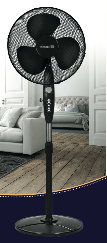 Czarny wentylator stojący z siatkową osłoną, w salonie.