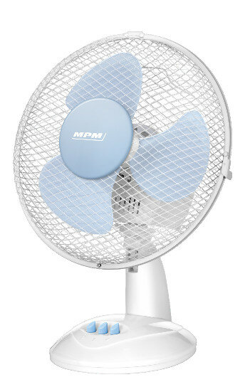 Biały wentylator elektryczny z niebieskimi łopatkami i osłoną ochronną, na białej podstawie.