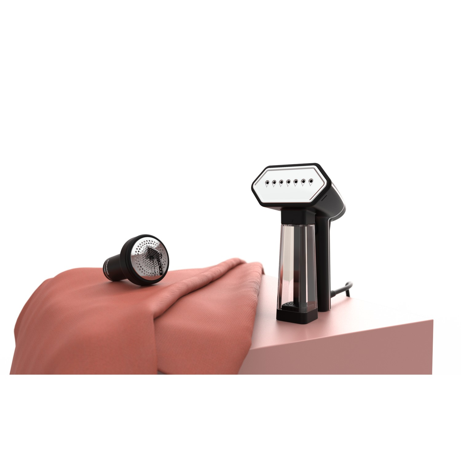 Vapeur pour vêtements et anti-peluches sur une surface rose. Un tissu rouge est posé à côté des appareils sur la table.